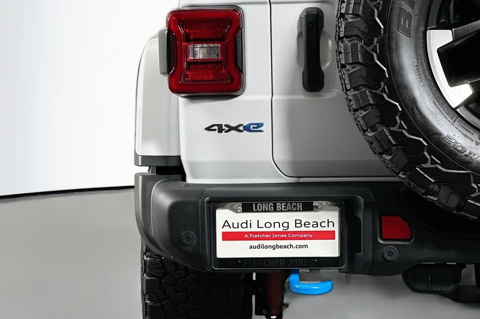 Used 2024 Bright White Clearcoat Jeep Rubicon X image 17