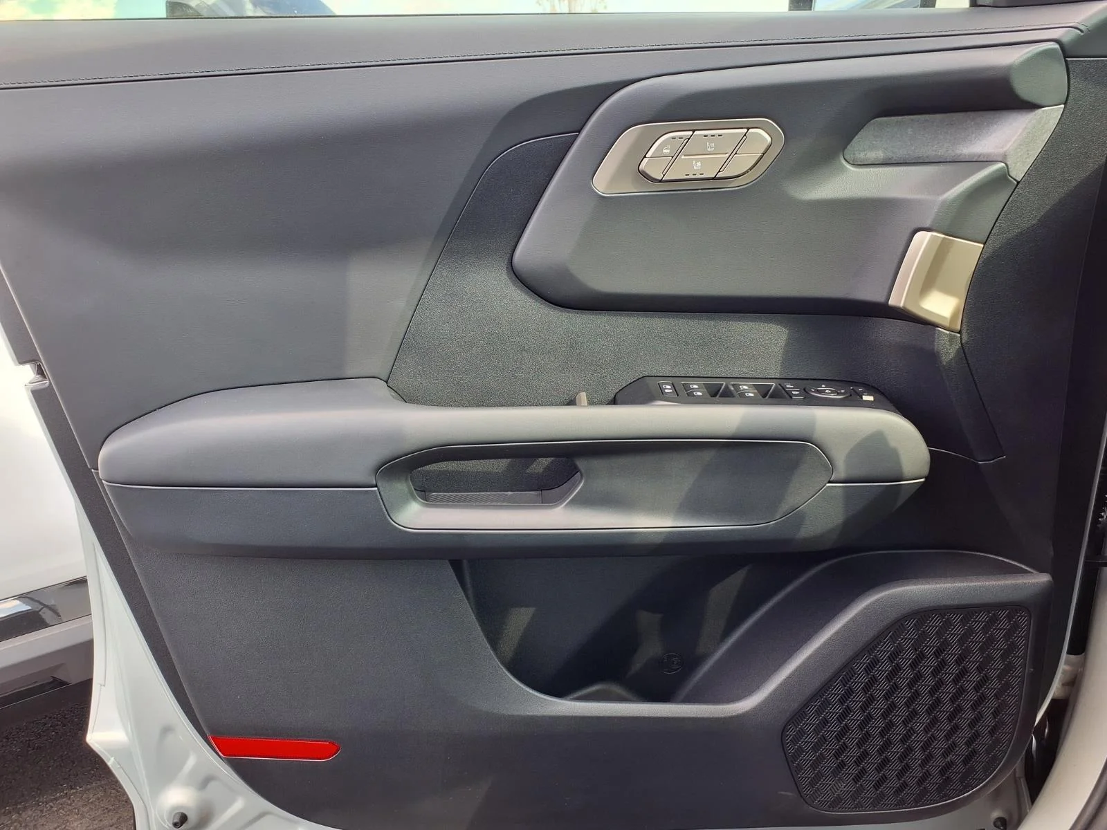 New 2027 Ivory Silver Kia EX image 11