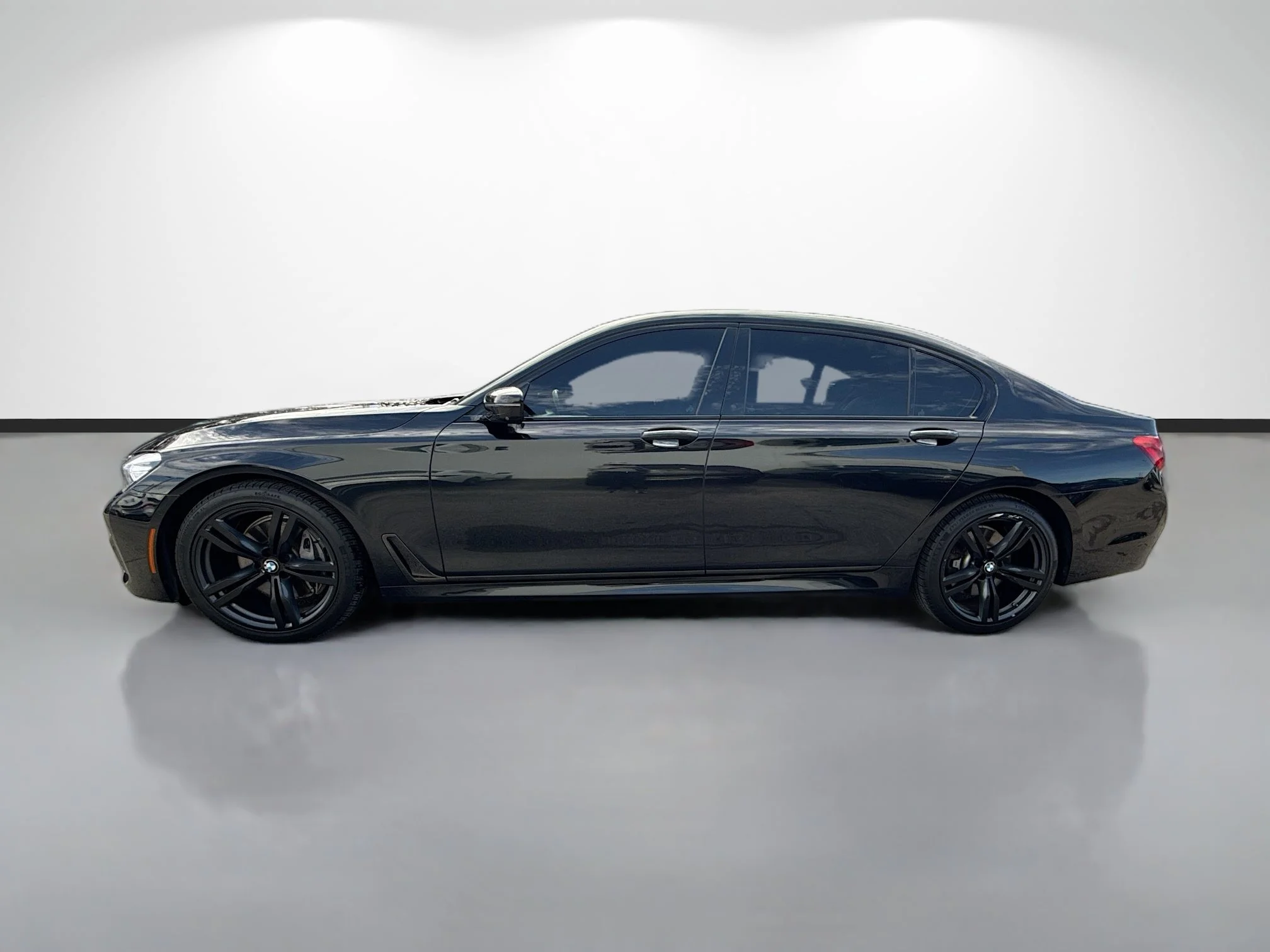 Used 2019 Black Sapphire Metallic BMW 740i image 6