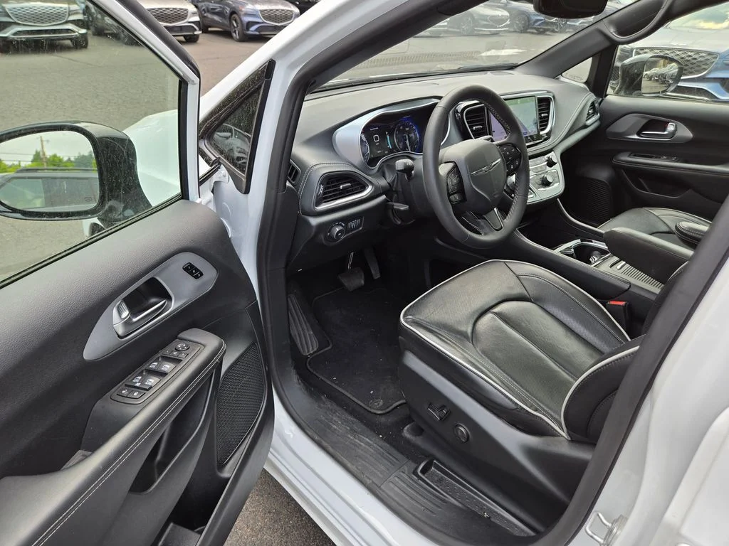 Used 2025 Bright White Clearcoat Chrysler Limited image 19
