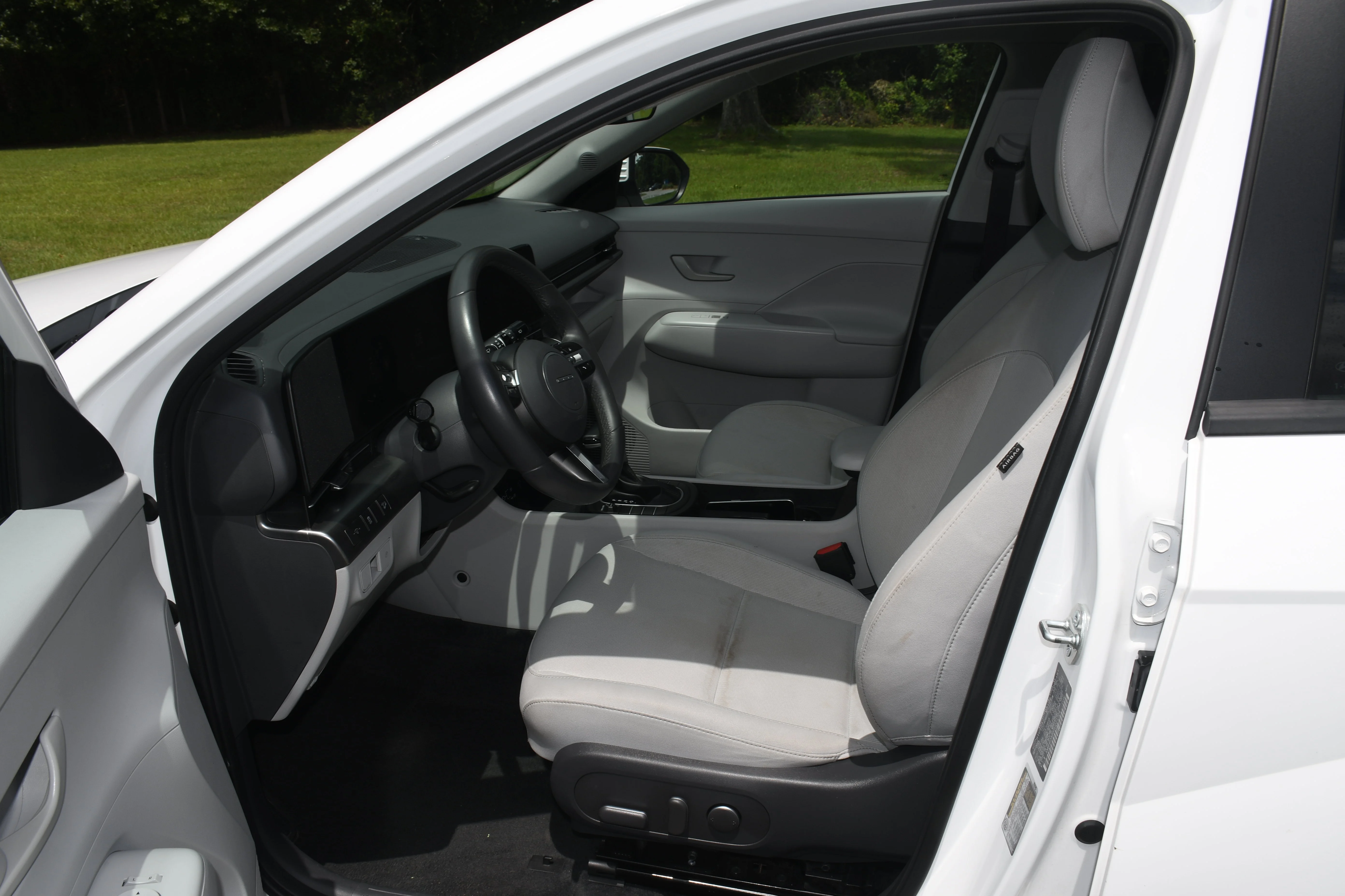 Used 2025 White Hyundai SEL image 6