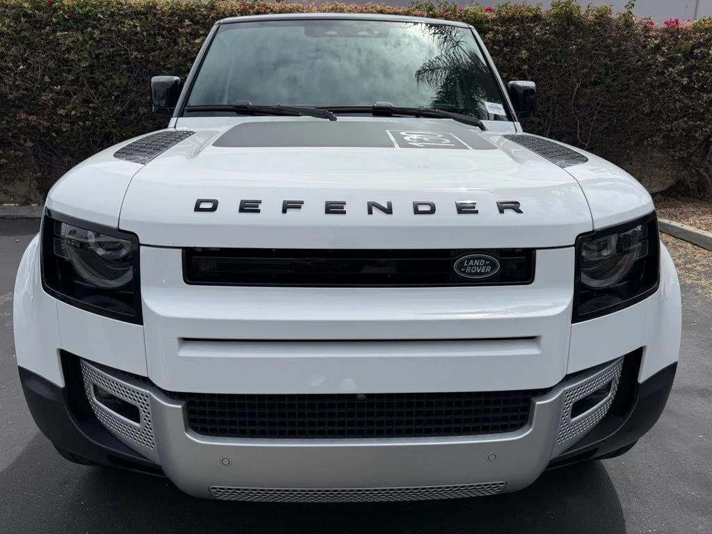 Used 2023 Fuji White Land Rover SE image 8