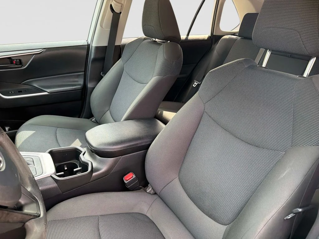 Used 2022 White Toyota LE image 20