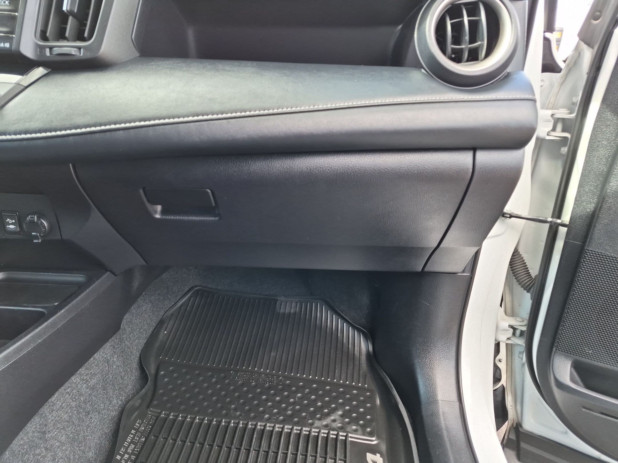 Used 2018 Super White Toyota XLE image 29