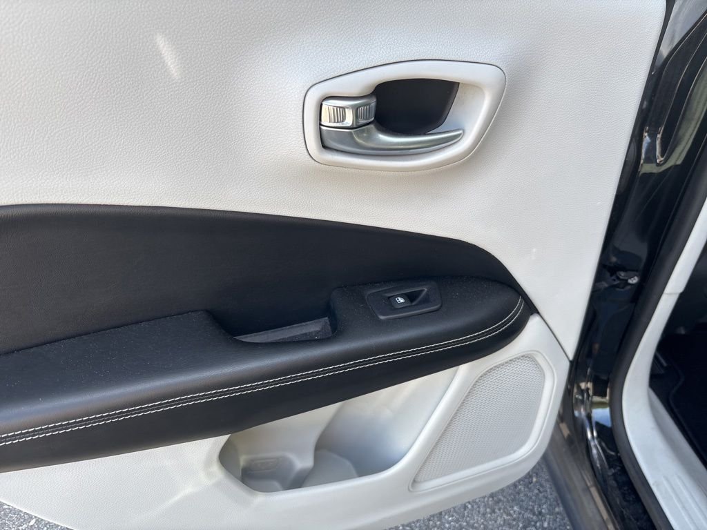 Used 2019 Black Jeep Latitude image 5