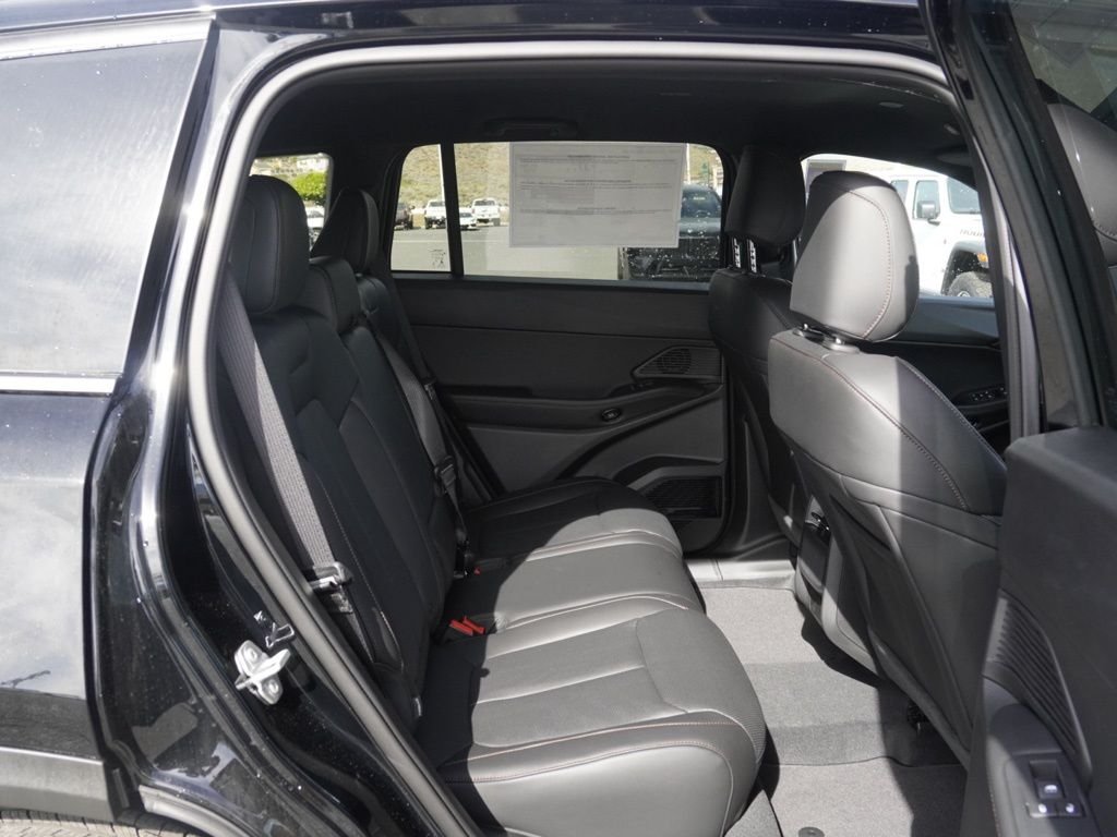 New 2026 Diamond Black Crystal Pearl-Coat Exterior Paint Jeep Limited image 21