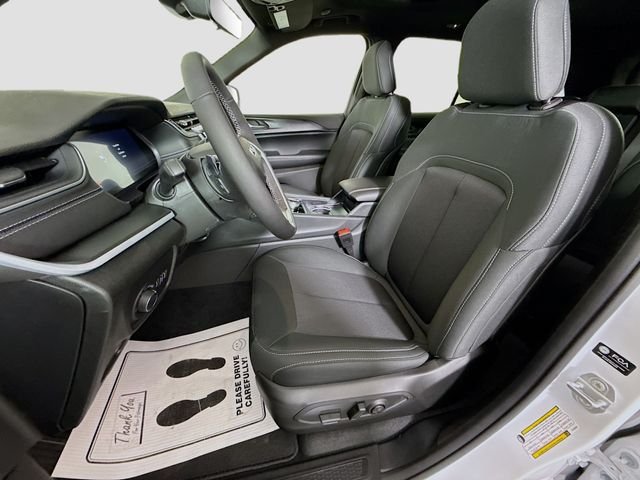 New 2026 Bright White Clear-Coat Exterior Paint Jeep Laredo X image 19