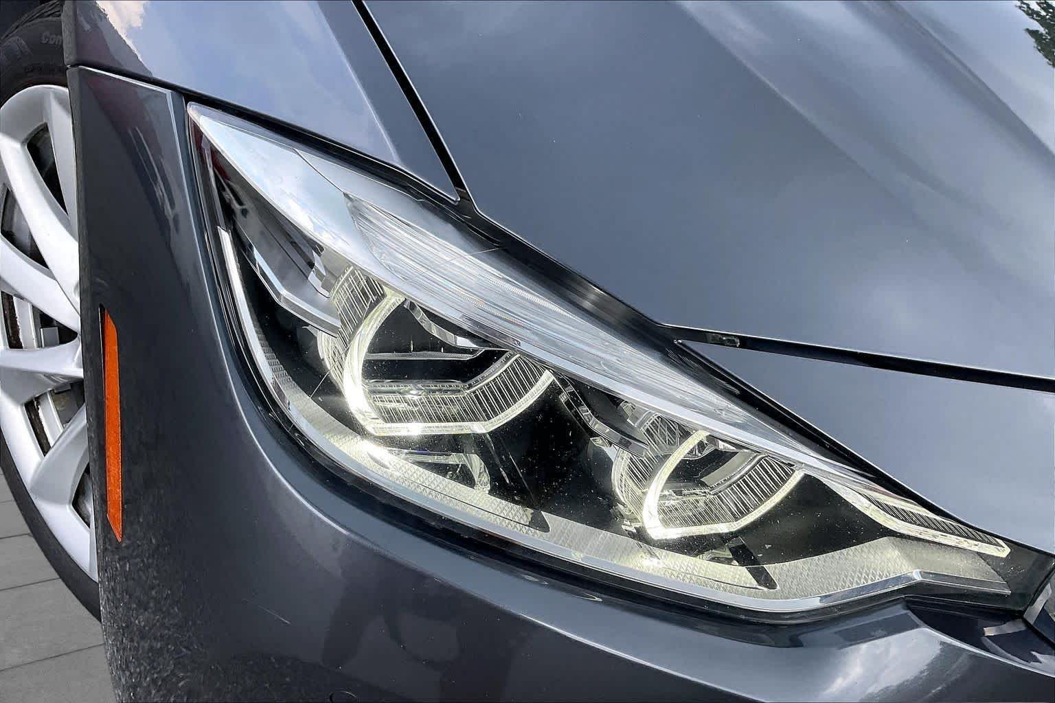 Used 2018 Mineral Gray Metallic BMW 320i xDrive image 28