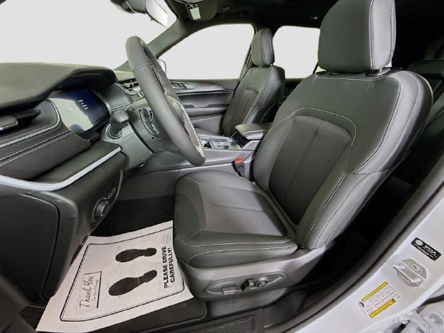 New 2026 Bright White Clear-Coat Exterior Paint Jeep Laredo X image 19