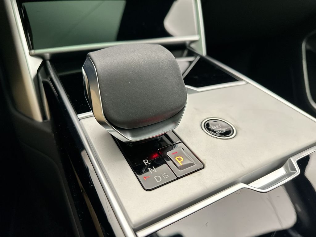 New 2026 Carpathian Grey Land Rover SE image 24