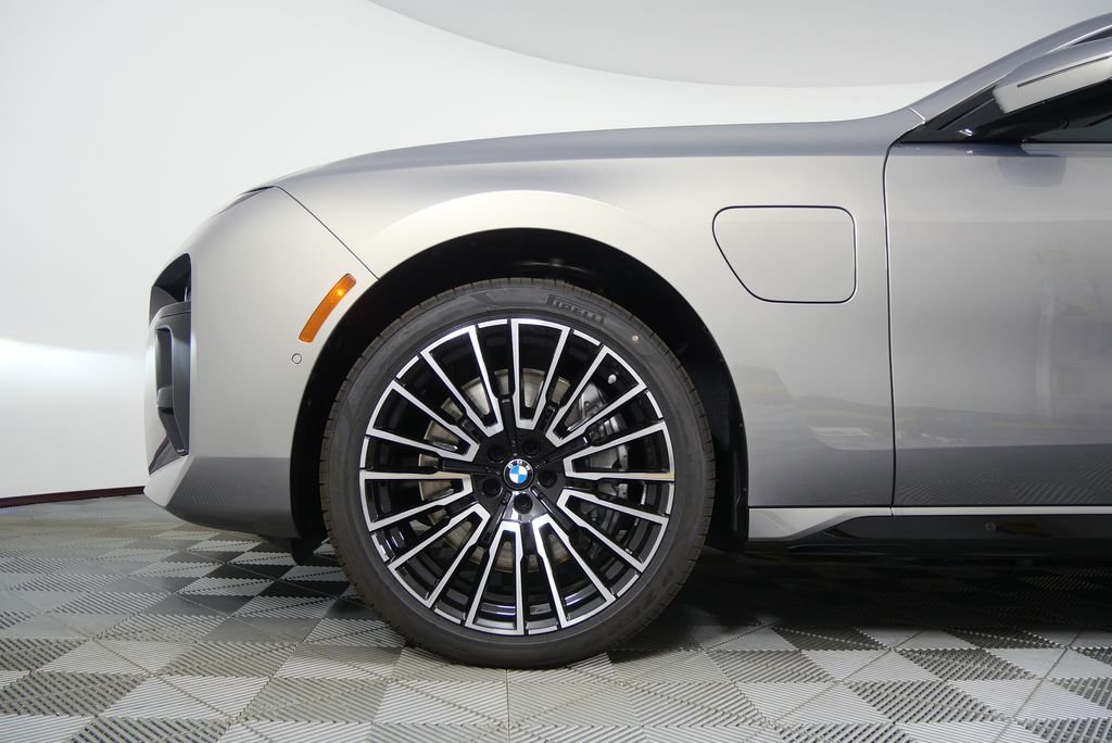 2026 BMW 7 Series 750e - Photo 8
