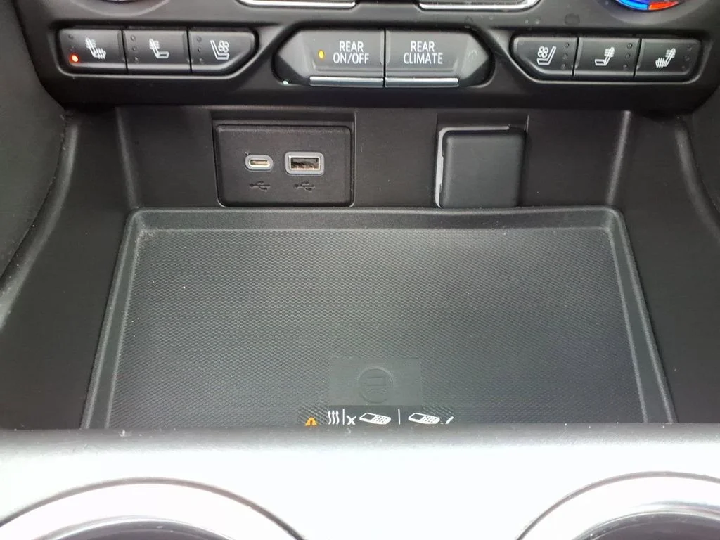 Used 2023 White GMC AT4 image 23