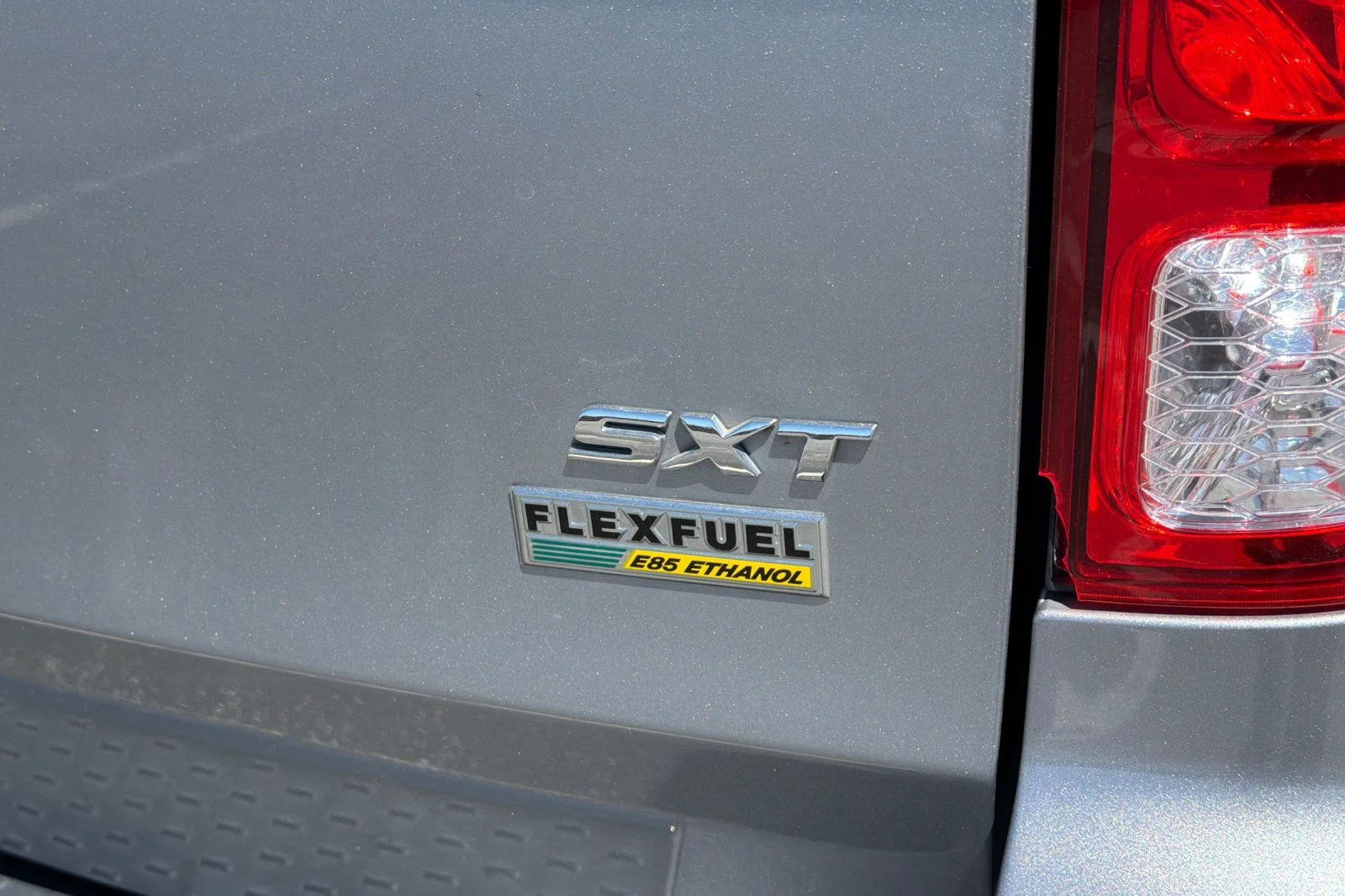 Used 2019 Silver Dodge SXT image 7
