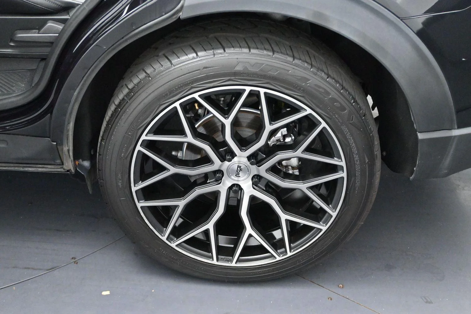 Used 2022 Agate Black Ford Platinum image 32