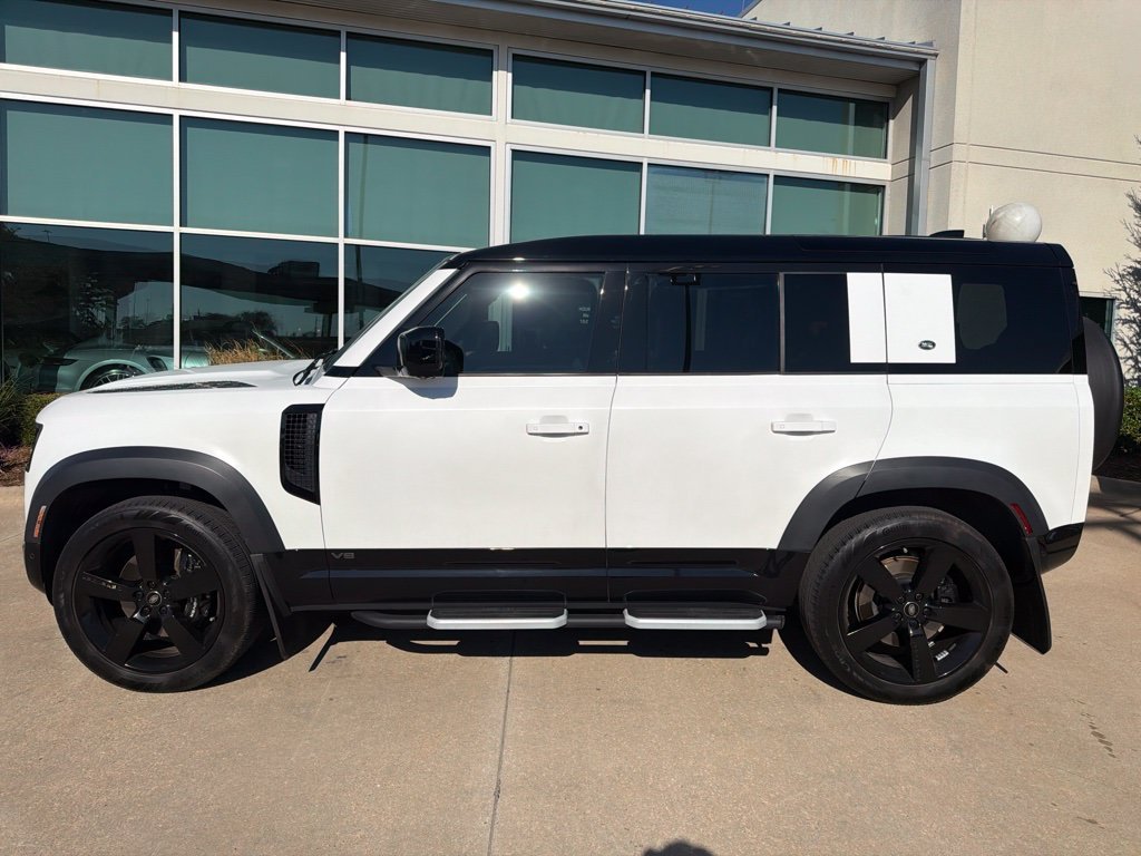 Used 2023 White Land Rover V8 image 2