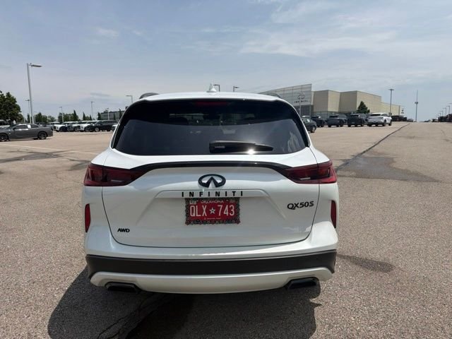Used 2025 White INFINITI SPORT image 4