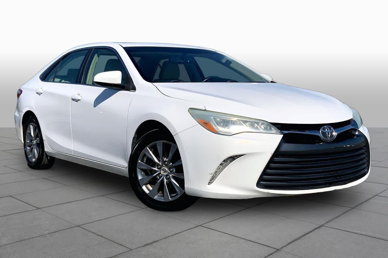Used 2016 Super White Toyota XLE image 3