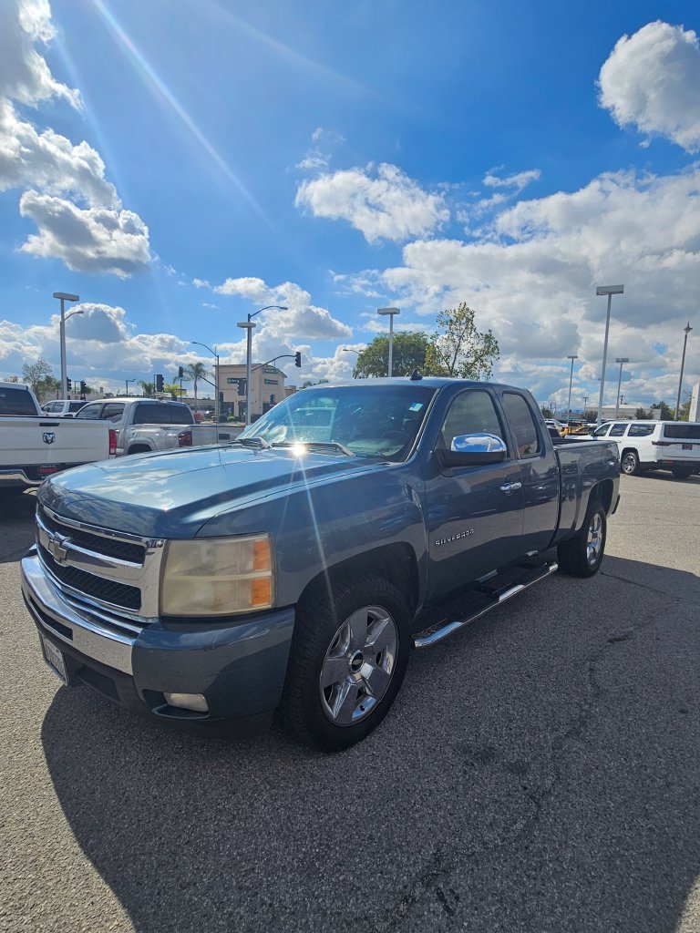 Used 2011  Chevrolet LT image 2