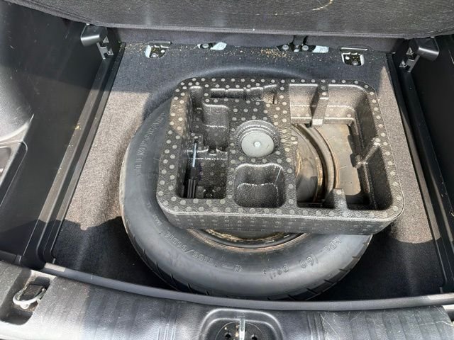 Used 2019 White Jeep Latitude image 11
