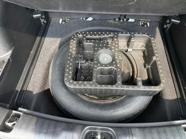 Used 2019 White Jeep Latitude image 11