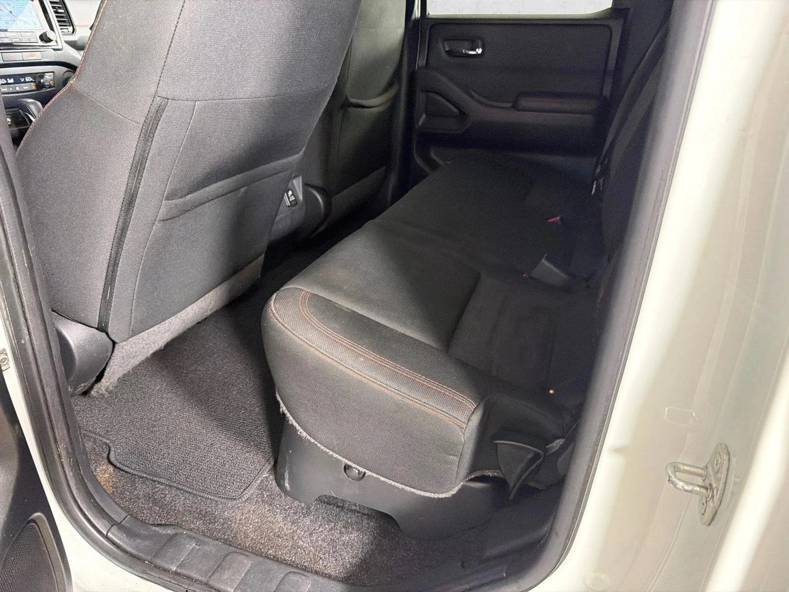 Used 2022 Whtie Nissan PRO-4X image 19