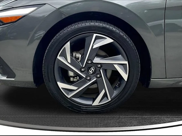 Used 2025 Gray Hyundai SEL Convenience image 35