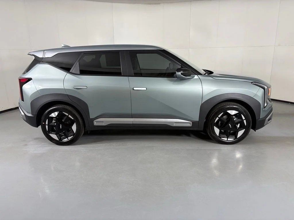 New 2027 Iceberg Green Kia S image 9