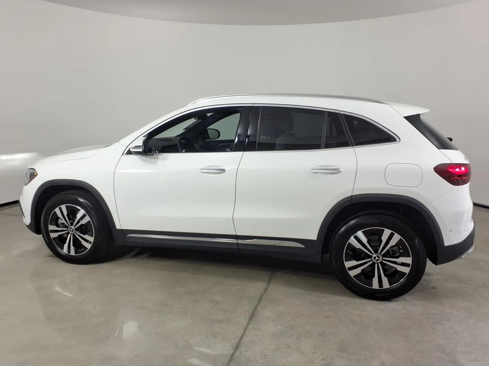 Used 2025 Polar White Mercedes-Benz GLA 250 image 3