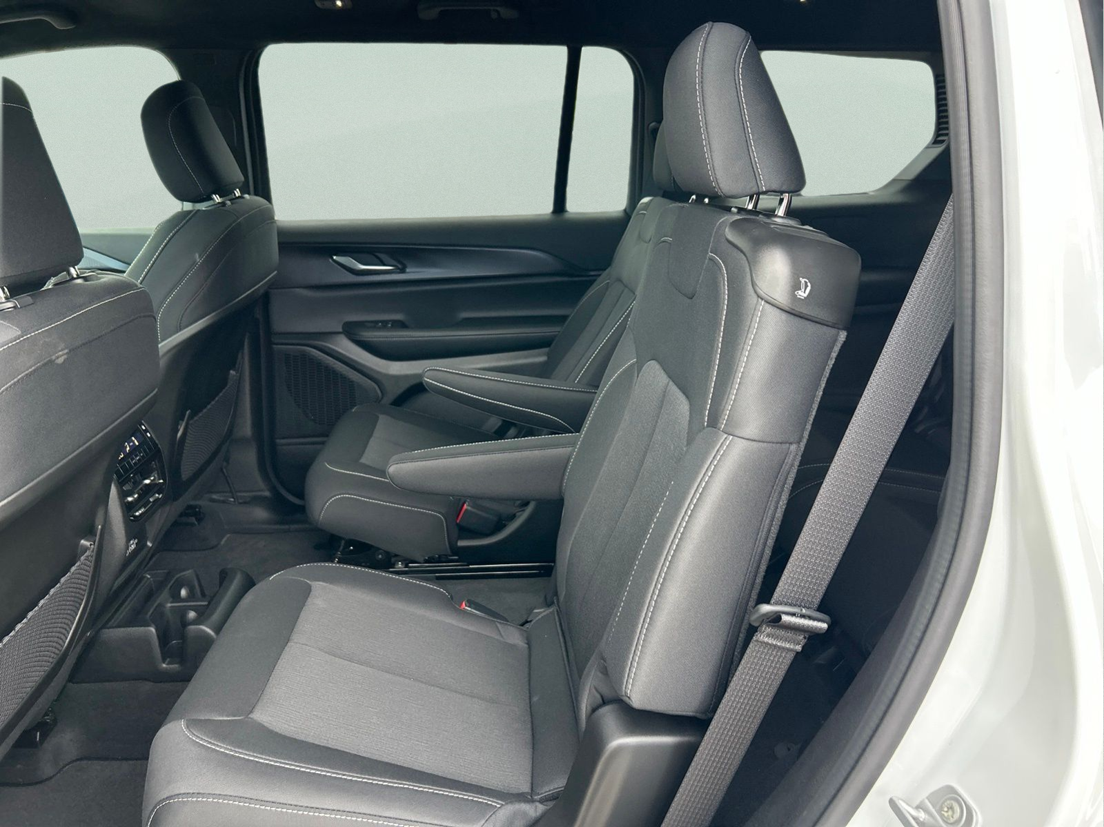 New 2026 Bright White Clear-Coat Exterior Paint Jeep Laredo image 10