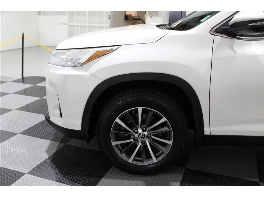Used 2019 White Toyota XLE Sport Utility 4D image 9