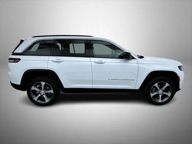 New 2026 Bright White Clear-Coat Exterior Paint Jeep Limited image 4