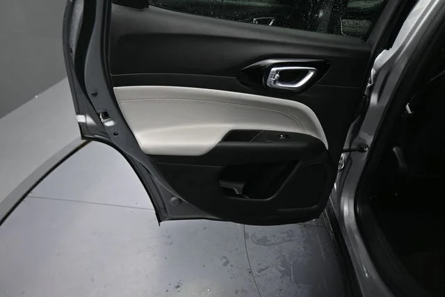 Used 2024  Jeep Limited image 18