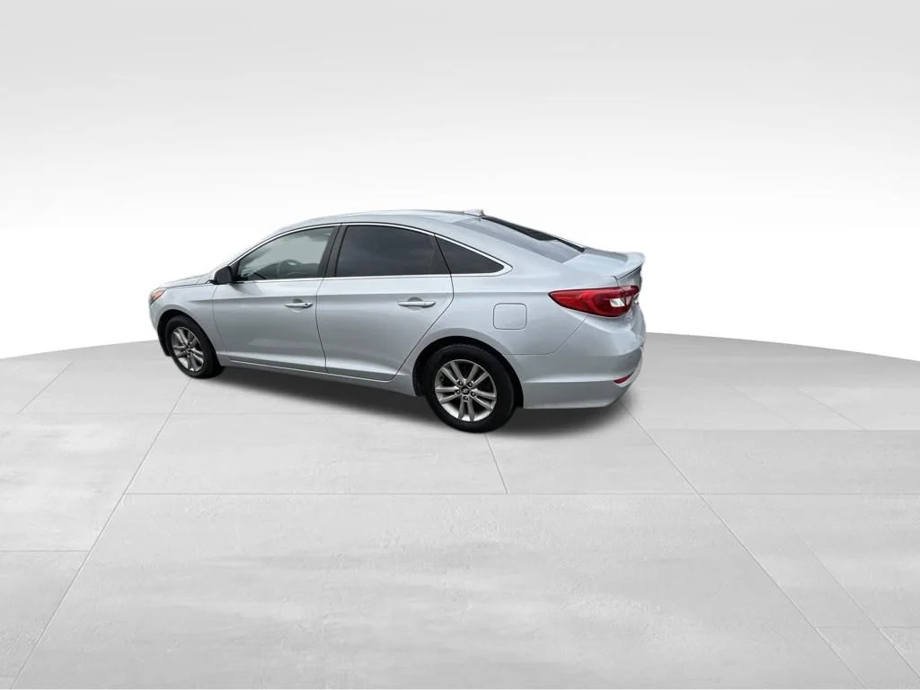 Used 2016 Silver Hyundai SE image 10