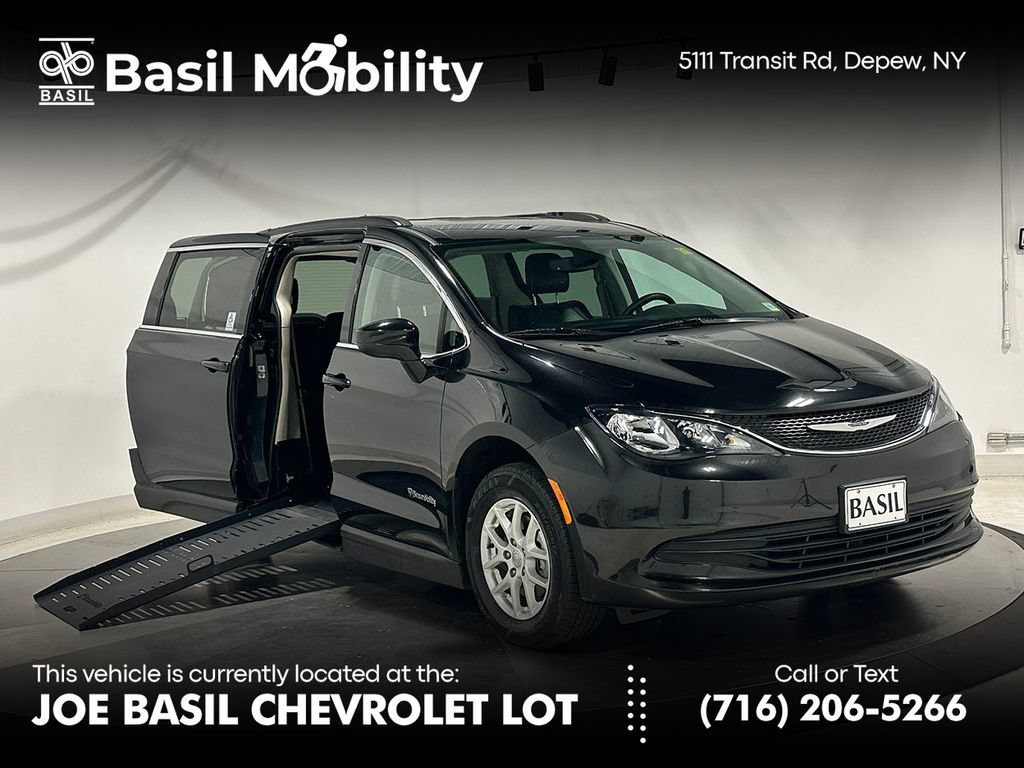 2020 Chrysler Voyager LXI's photo