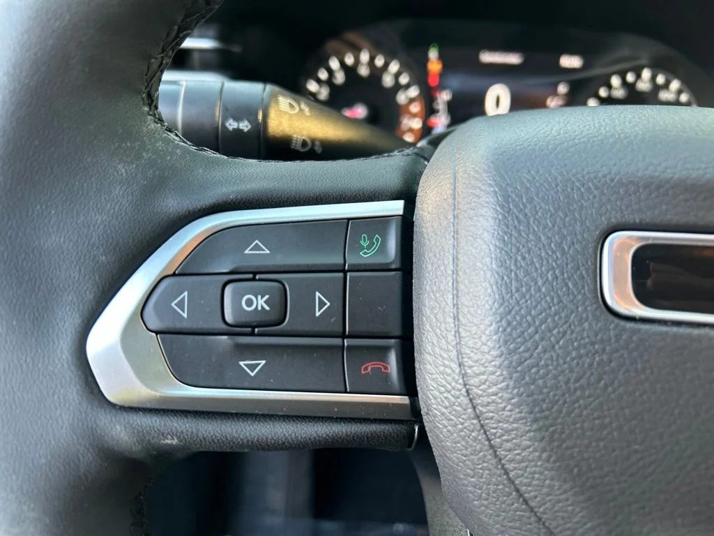 Used 2023 Black Jeep Latitude Lux image 17