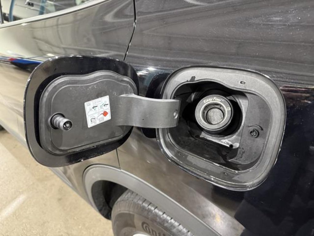 Used 2022 Agate Black Ford SE image 29