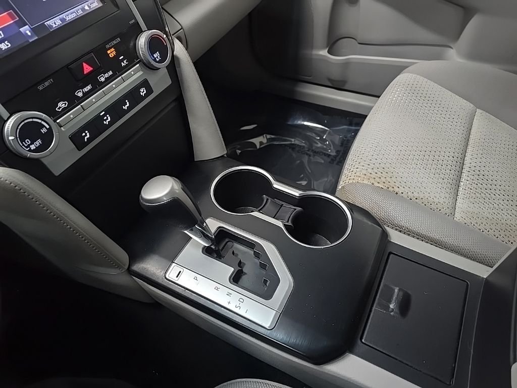 Used 2014 Silver Toyota LE image 29