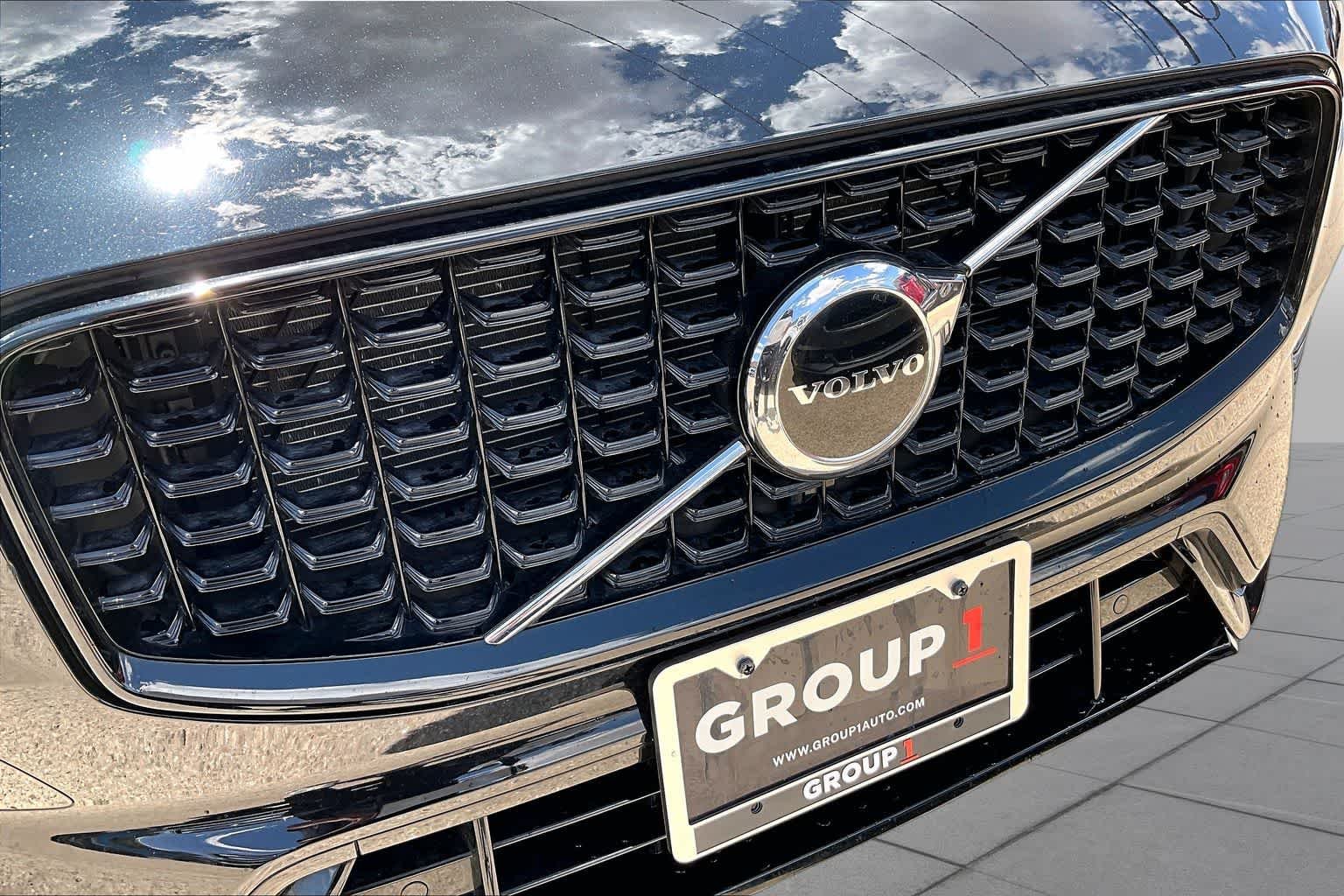 Used 2024 Onyx Black Metallic Volvo Core Dark Theme image 30