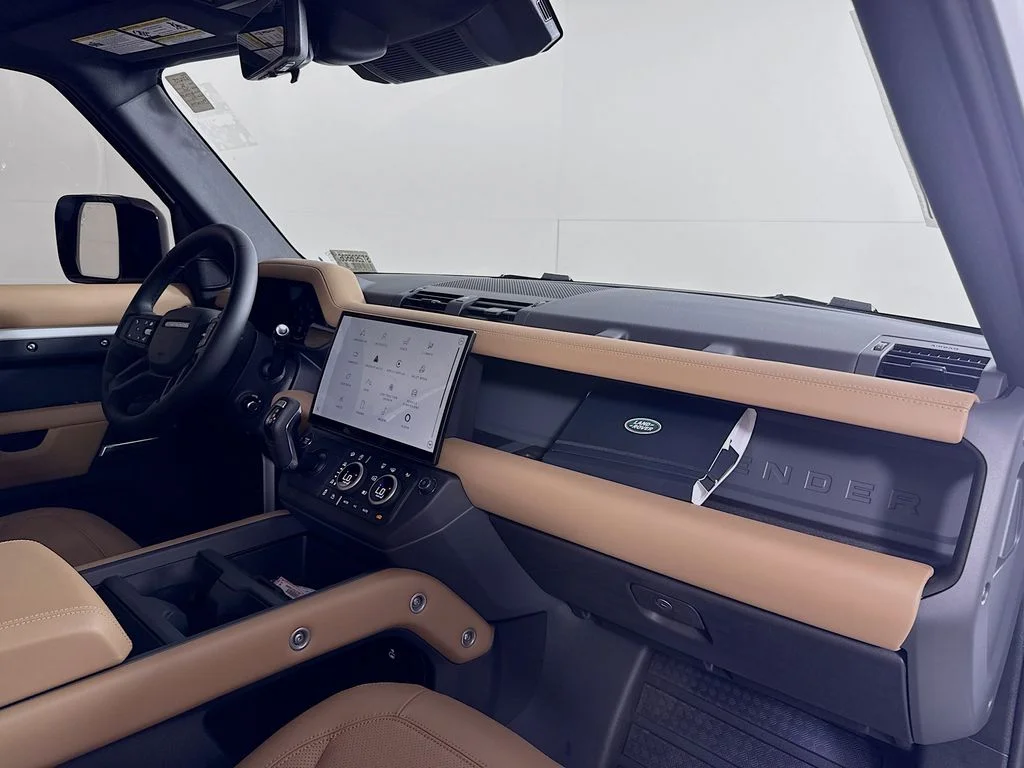 New 2026 Fuji White Land Rover X-Dynamic SE image 31