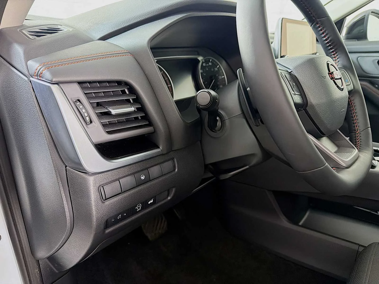 Certified Used 2025 Everest White Pearl Nissan Rock Creek image 8