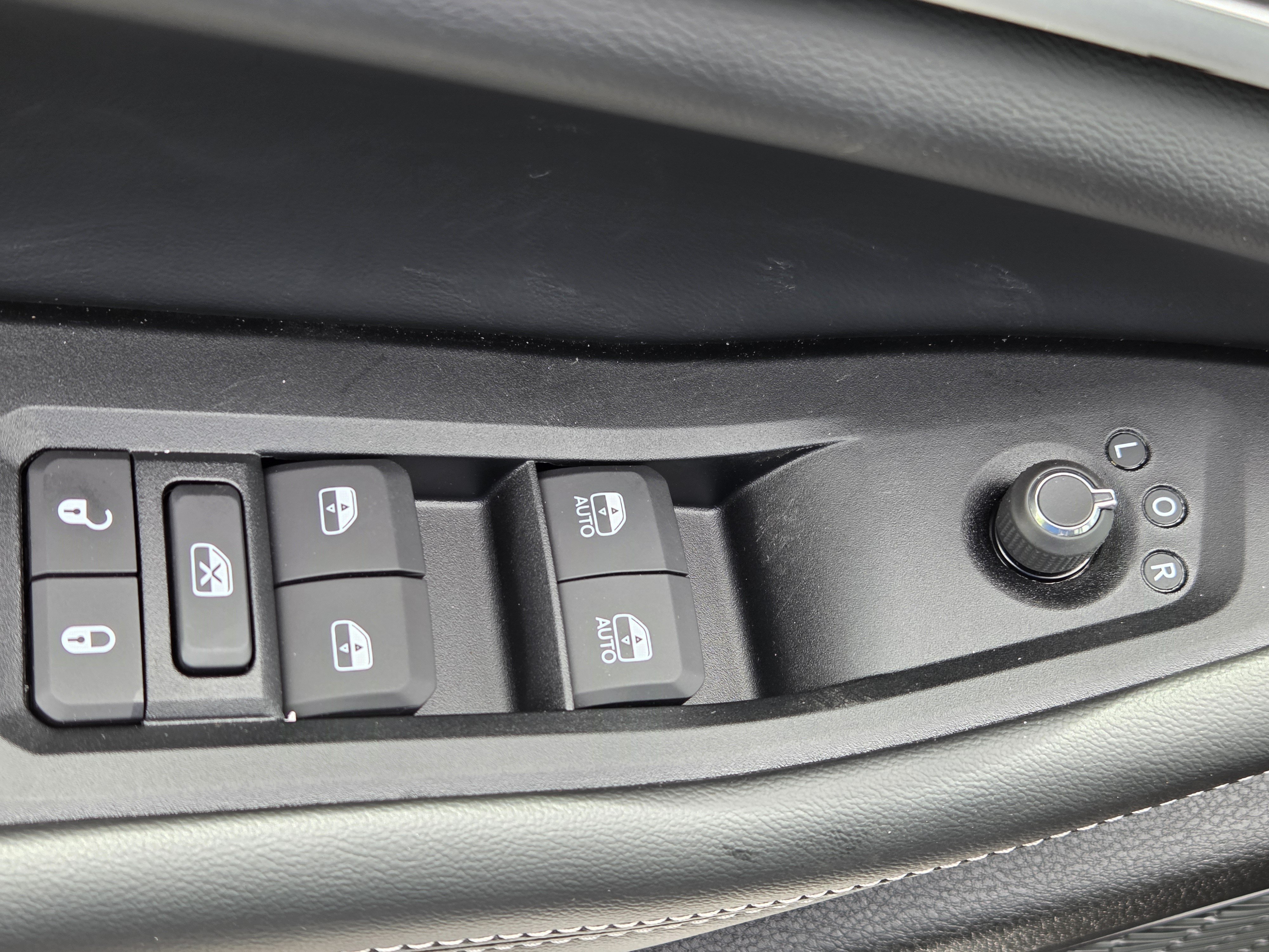 New 2026 Silver Zynith Jeep Laredo Altitude image 19