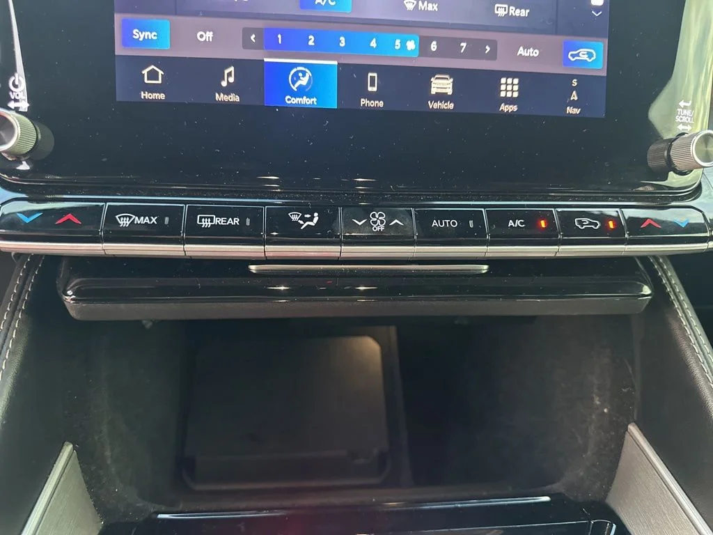 Used 2025 White Jeep Base image 17