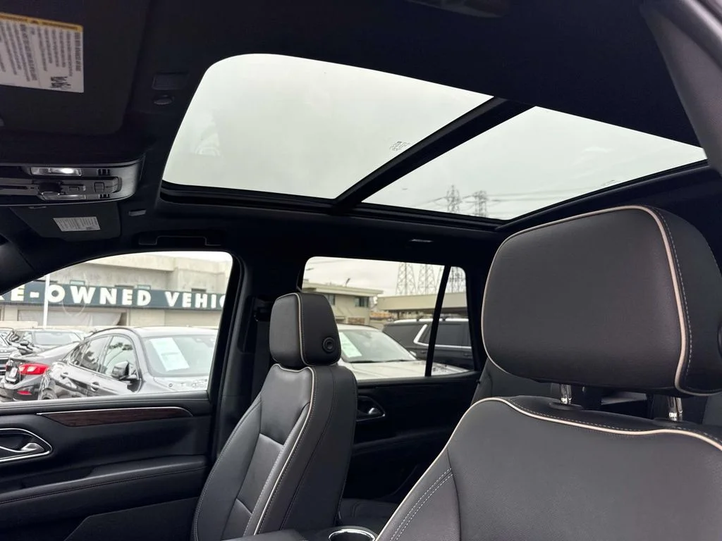 Used 2022 Iridescent Pearl Tricoat Chevrolet Premier image 35
