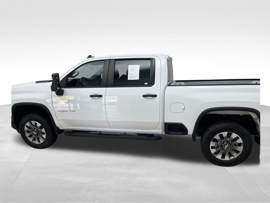 Used 2022 White Chevrolet Custom image 2