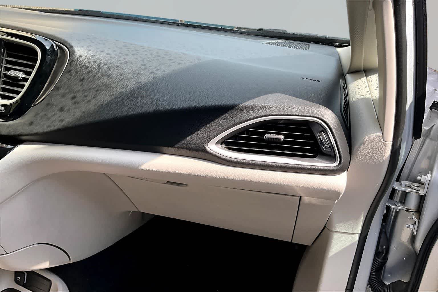 Used 2024 Silver Mist Clearcoat Chrysler Touring L image 19