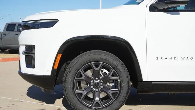 New 2026 Bright White Clear-Coat Exterior Paint Jeep Limited Altitude image 5