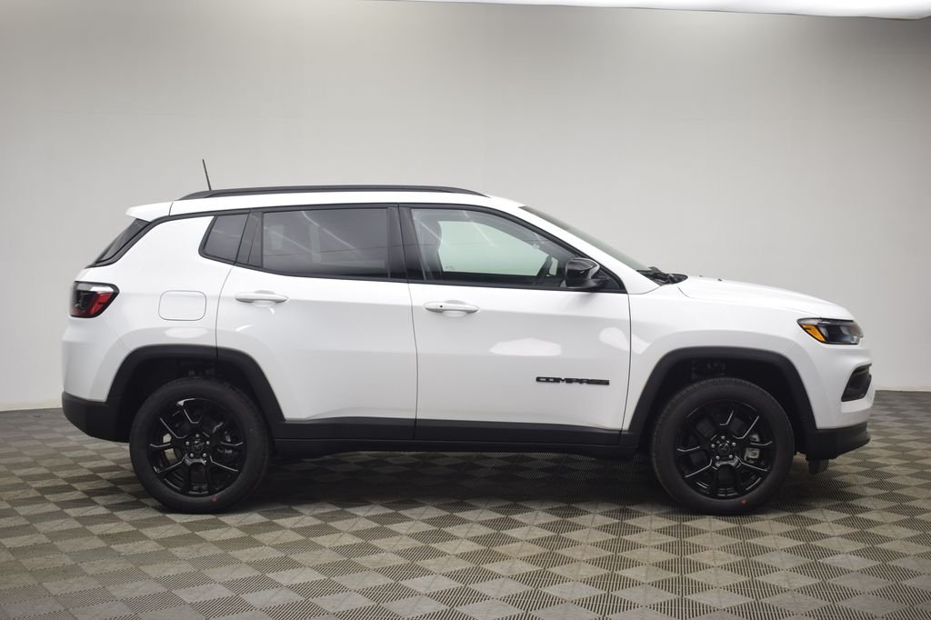 New 2026 Bright White Clear-Coat Exterior Paint Jeep Latitude image 4