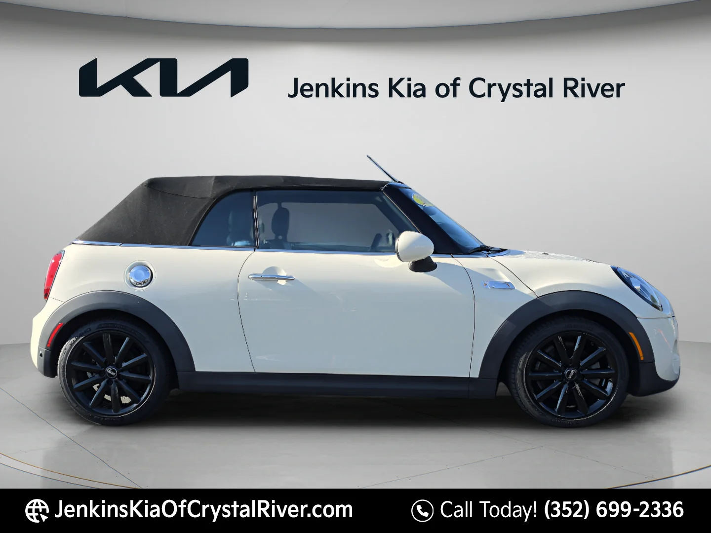 Used 2019 Pepper White MINI Cooper S image 3