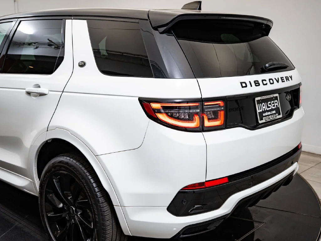 Used 2023 Fuji White Land Rover SE R-Dynamic image 17