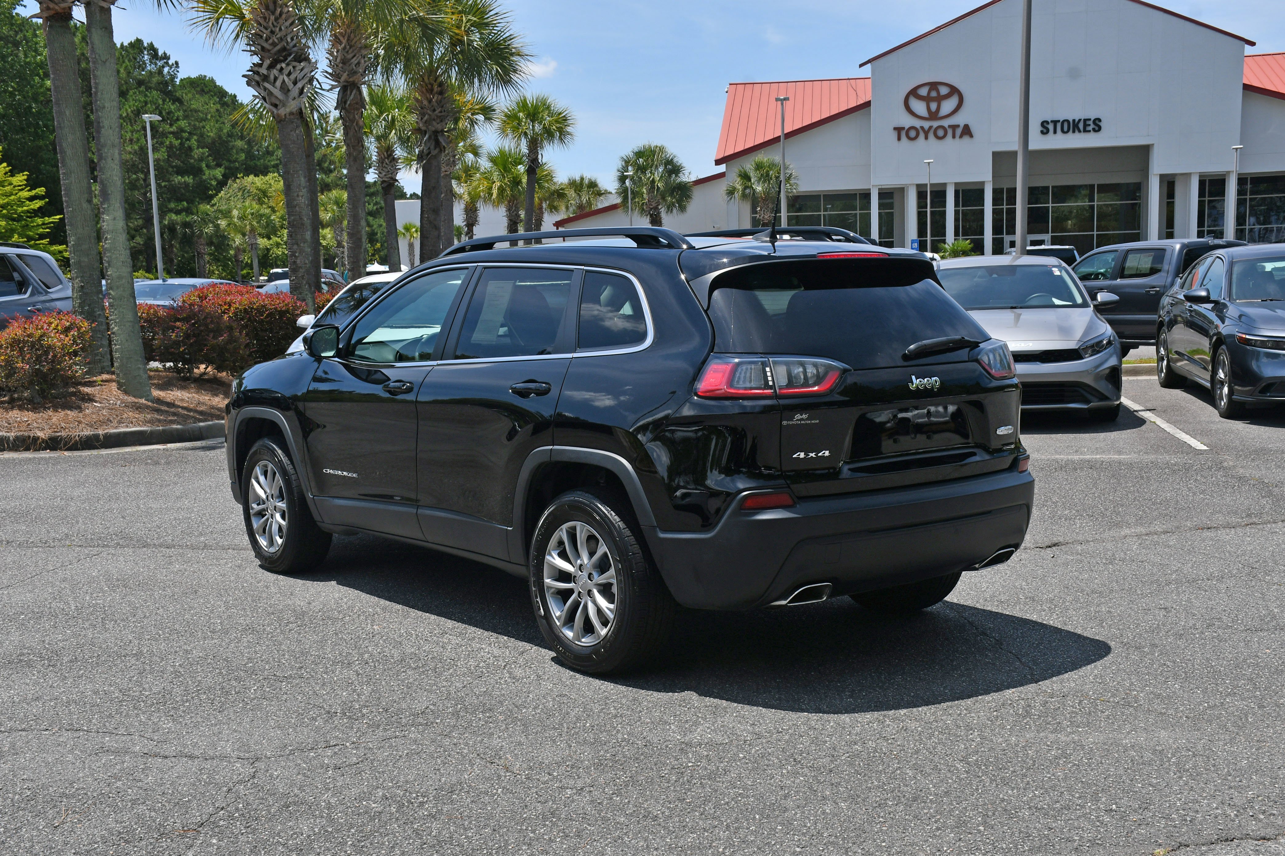 Used 2022 Black Jeep Latitude Lux image 2
